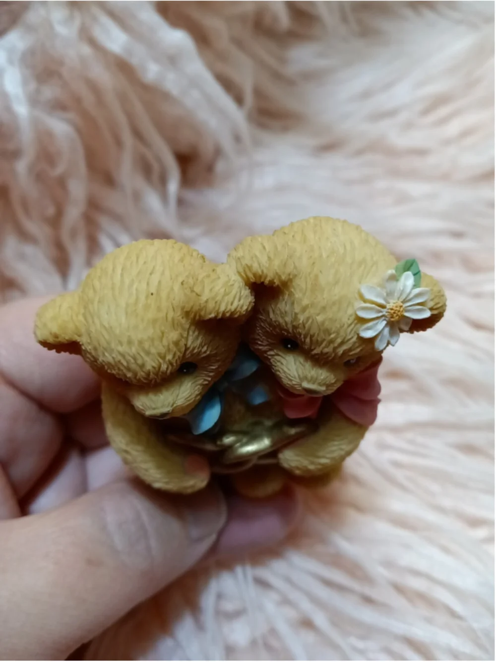 Cherished Teddies, Female & Male Bear Holding Golden Heart 1999 Pink Bow Daisy